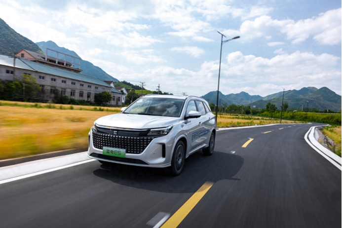 10万起就能买中型SUV，电混动力，提供57座，可看蓝电E5